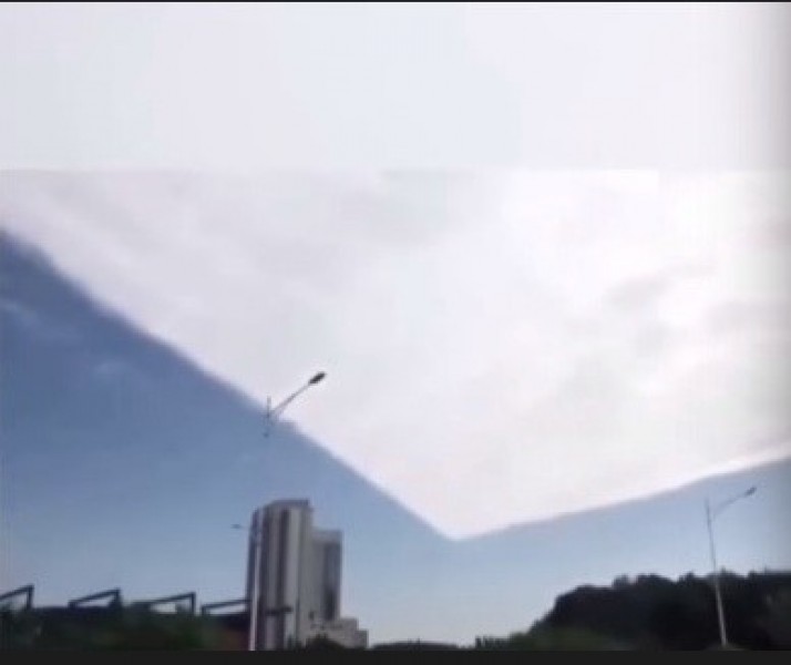 Nuvem quadrada estranha sobre Tucson Arizona. Via vídeo do Youtube