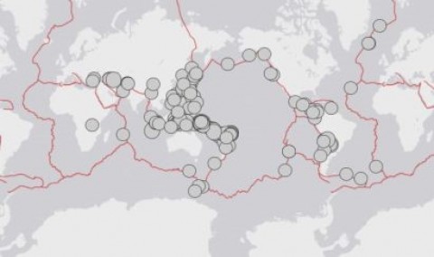 Cento e sessenta grandes terremotos foram registrados em 2000. via USGS.