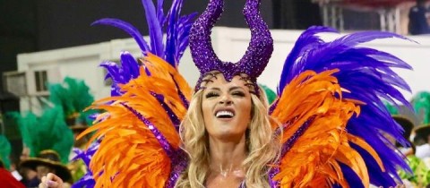 Juju Salimeni durante desfile da X-9 (Foto: Manuela Scarpa/Brazil News)