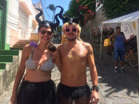 Os chifres da personagem %u2018Malévola%u2019, da Disney, foram adotados pelos foliões cariocas Thaís e Thiago para aproveitar a folia nas ladeiras do Sítio Histórico de Olinda (Foto: Caíque Batista/G1)