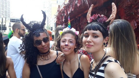 Foliãs usaram chifrinhos. O trio saiu da Avenida São João, no Centro de São Paulo (Foto: Rafael Miotto/G1)