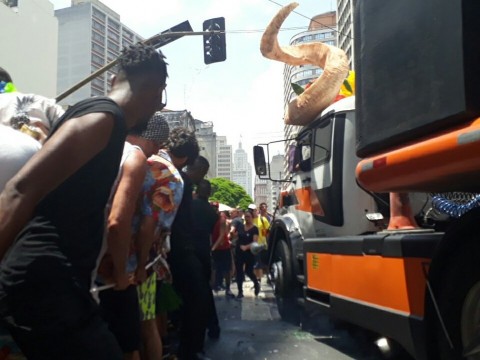 Trio elétrico do bloco Tarado Ni Você tem o chifre na frente do veículo (Foto: Rafael Miotto/G1)