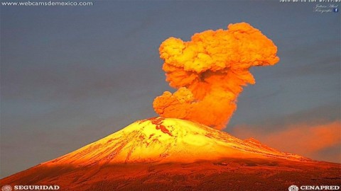 Erupção massiva do Vulcão Popocatepetl em 14 de agosto de 2019. Imagem via WebCamdeMexico.
