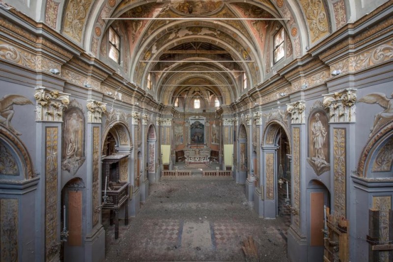 Esta igreja italiana cavernosa viu melhores dias.