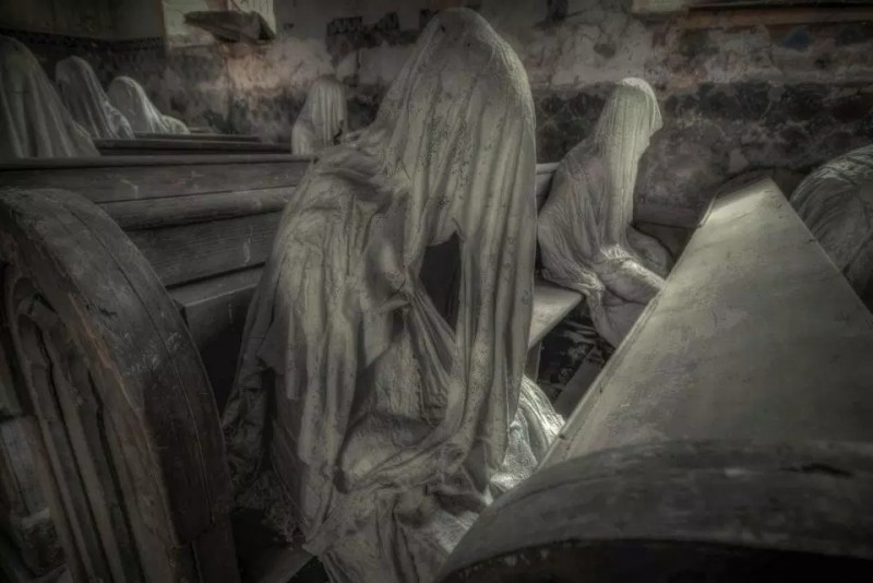 As estátuas nesta igreja abandonada na República Checa são particularmente assombrosas.