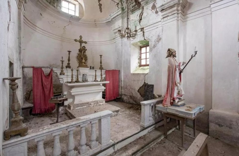 Rachaduras nas paredes e a pintura decadente sugerem que esta igreja italiana pode não estar de pé por muito mais tempo.