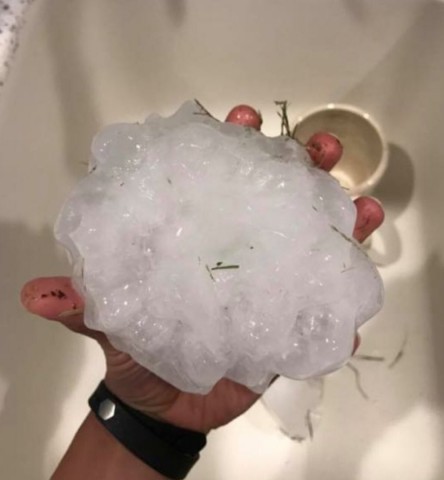  Granizo gigante de até 12 cm (4.7 polegadas) de diâmetro caiu em Kiowa, Kansas, em 15 de junho de 2017. Sendo que1 polegada=2,54cm, então 4.7 x 2.54= 11.938cm.