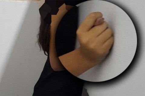 Larissa foi encontrada no escritório em que trabalhava como menor aprendiz.  Detalhe do corpo, após enforcamento: mão fazendo figa.