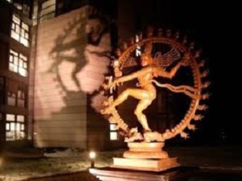 Estátua de Shiva, o deus hindu da destruição, colocada na entrada do CERN.