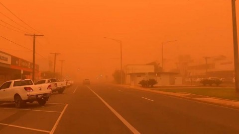 Céu sobre Mildura, Victoria fica vermelha depois que é envolvida por uma tempestade de poeira, na Austrália, em 21-11-2019. Foto via vídeo do Twitter.
