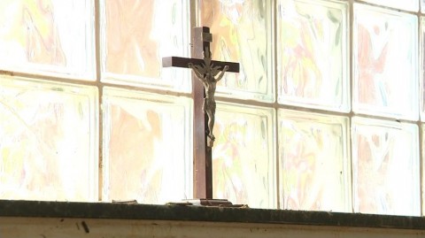 Crucifixo permaneceu no mesmo lugar, segundo moradora %u2014 Foto: Reprodução/ TV Gazeta.