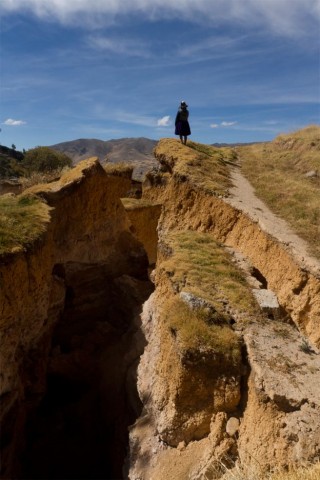 Uma enorme cratera aberta após o dramático deslizamento de terra que destruiu Lutto Kututo, no Peru.