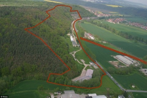 Vida subterrânea: esta imagem aérea mostra os limites do bunker de sobrevivência. 