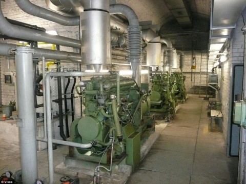 O abrigo de luxo foi originalmente construído pelos soviéticos na Guerra Fria como uma fortaleza para equipamentos militares. Acima, a sala de máquinas.